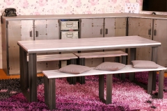 Tafel en bankjes en industriele ijzeren kast in fotostudio